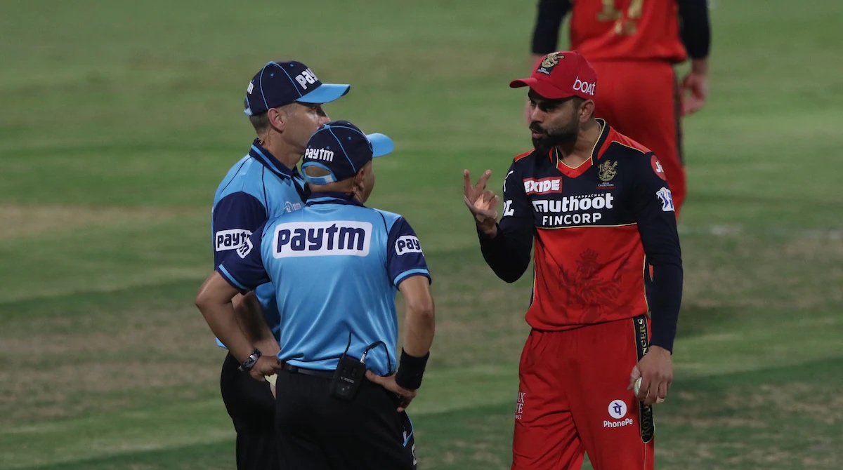 Strikers fume after on-field umpire helps Hobart Hurricanes avoid a